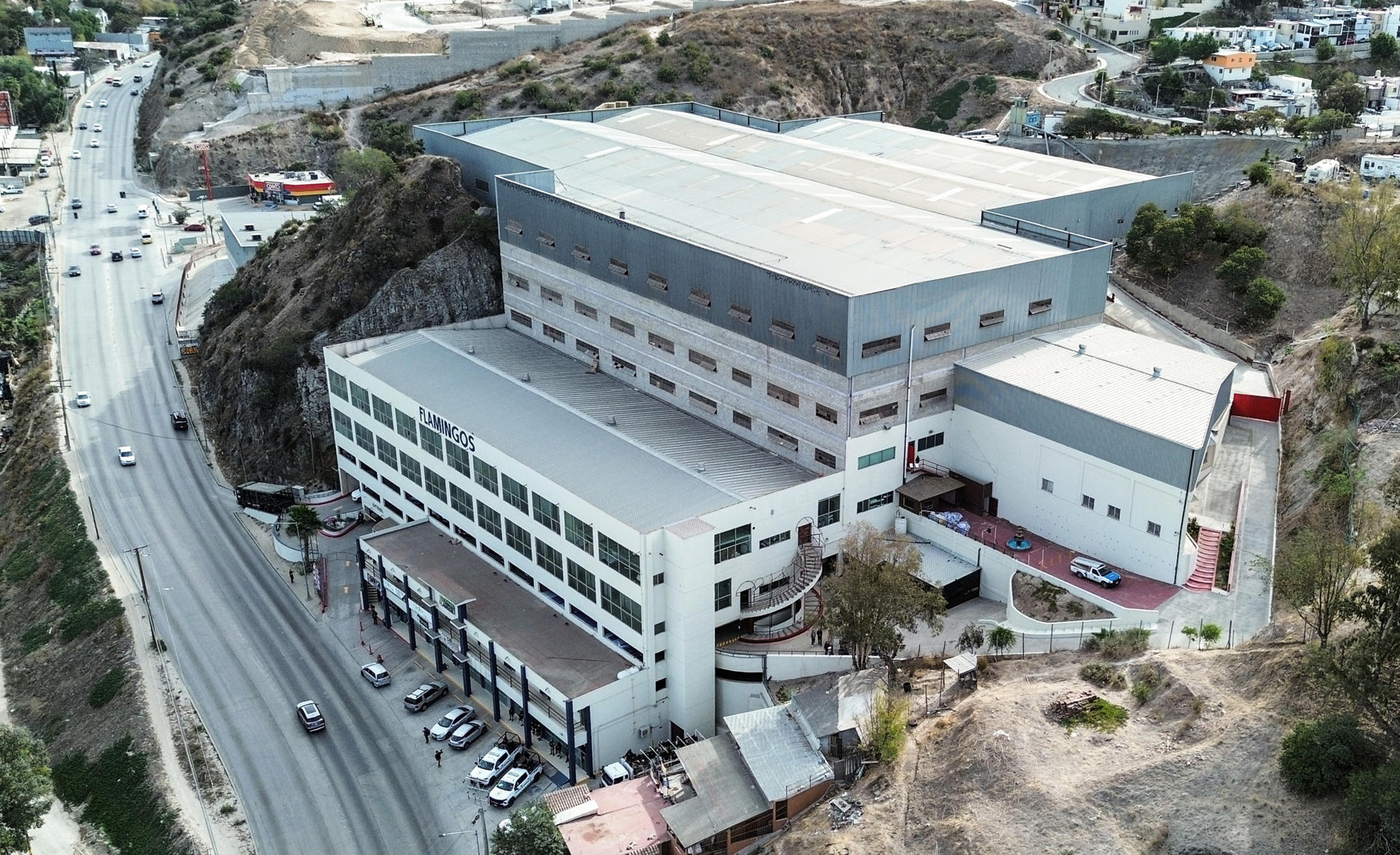 Fotografía aérea este jueves, de un centro comercial que se habilitara como albergue para migrantes deportados en la ciudad de Tijuana en Baja California (México). EFE/ Joebeth Terríquez
