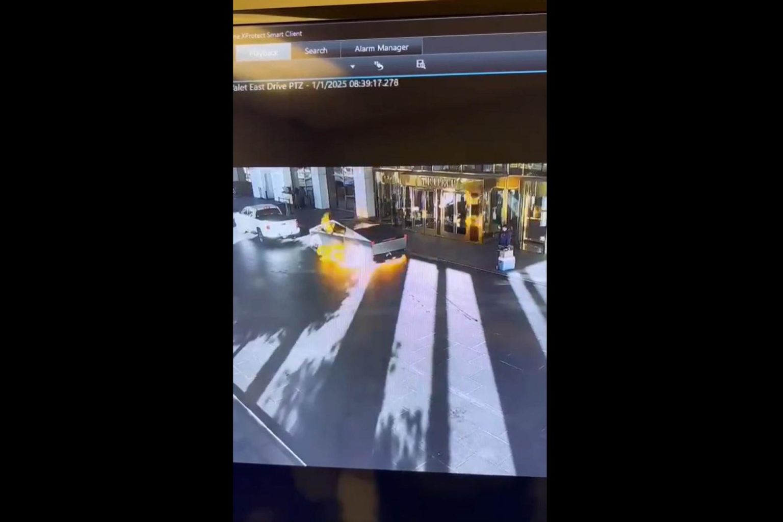 Captura de video tomada de la cuenta en X @LasVegasLocally del momento de la explosión de vehículo frente al 'Trump Hotel' este miércoles, en Las Vegas (EE.UU.) EFE/ @LasVegasLocally /SOLO USO EDITORIAL/ NO VENTAS/ SOLO DISPONIBLE PARA ILUSTRAR LA NOTICIA QUE ACOMPAÑA (CRÉDITO OBLIGATORIO) MEJOR CALIDAD DISPONIBLE