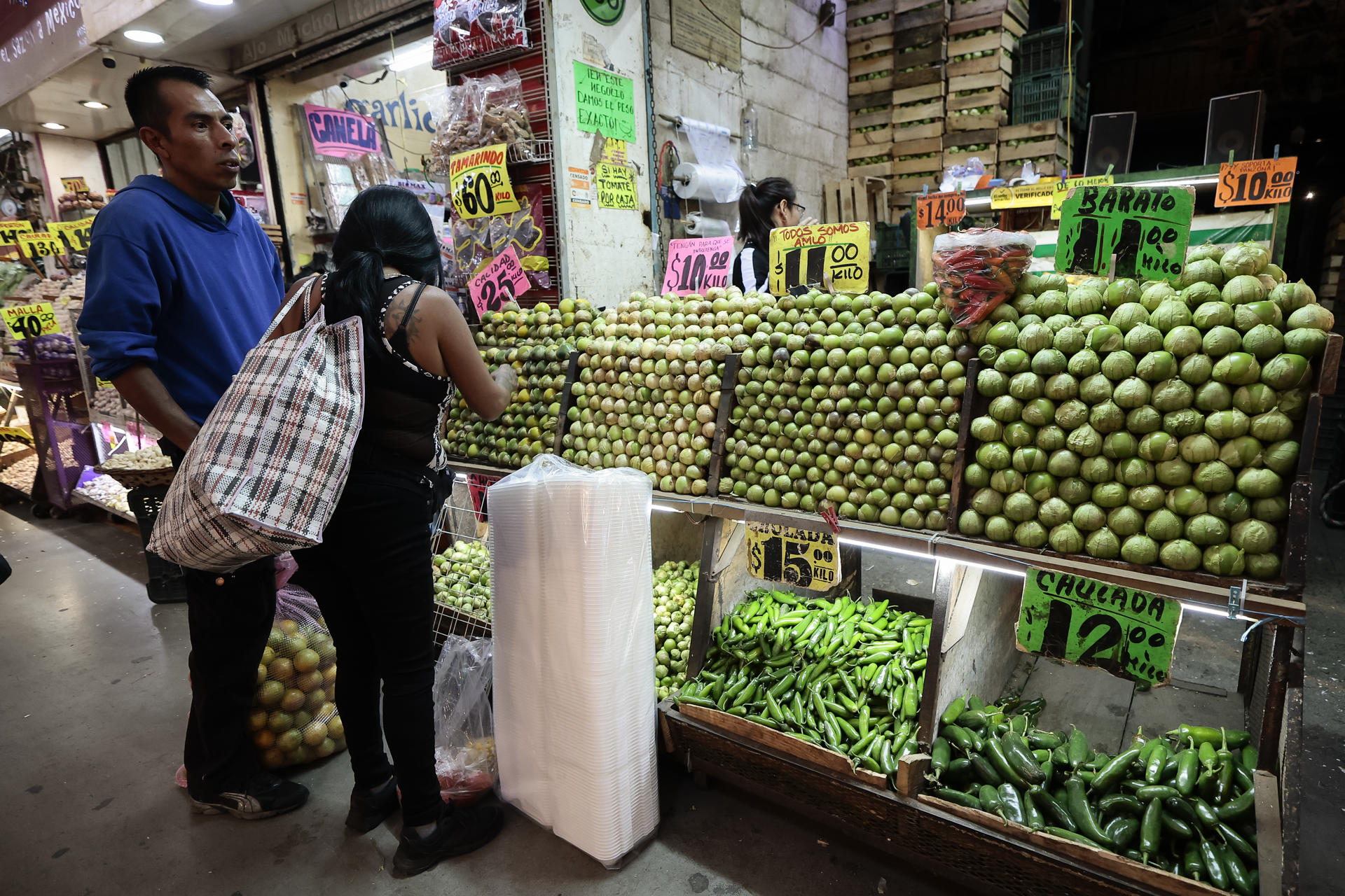 Una pareja compra en un puesto de verduras este jueves, en la Central de Abasto de la Ciudad de México (México). EFE/ José Méndez
