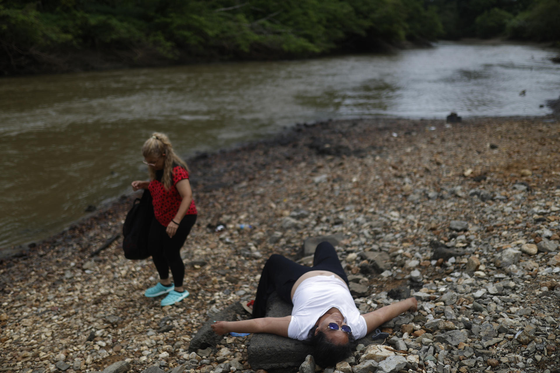 Fotografía de archivo del 26 de septiembre de 2024 de Marisol Jaime (d), una migrante venezolana de 52 años descansando a su llegada a la Estación Temporal de Recepción Migratoria (ETRM) en Lajas Blancas, Darién (Panamá). EFE/ Bienvenido Velasco
