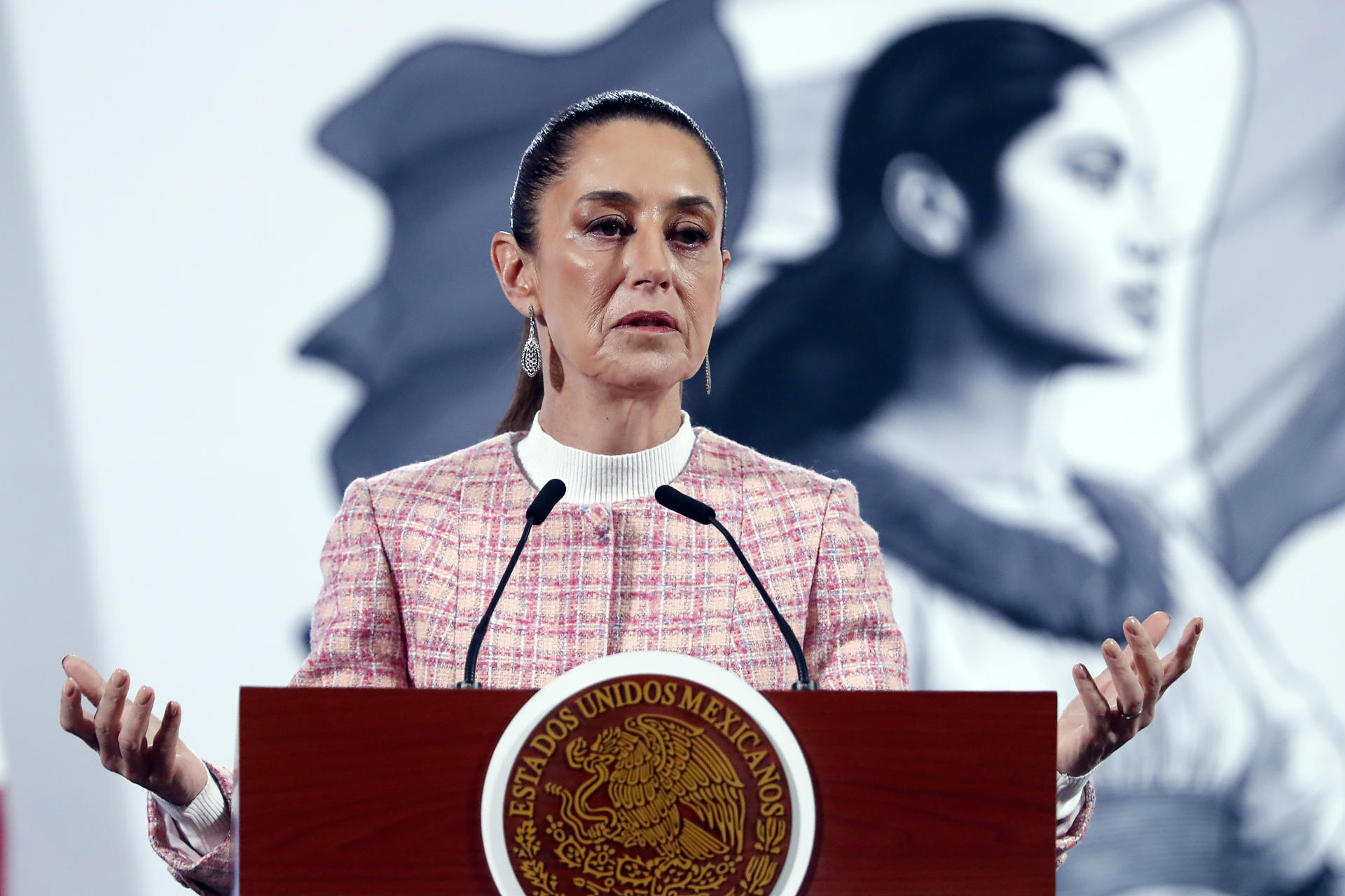 La presidenta de México, Claudia Sheinbaum, habla durante su rueda de prensa diaria este jueves, en el Palacio Nacional en la Ciudad de México (México). EFE/ Mario Guzmán
