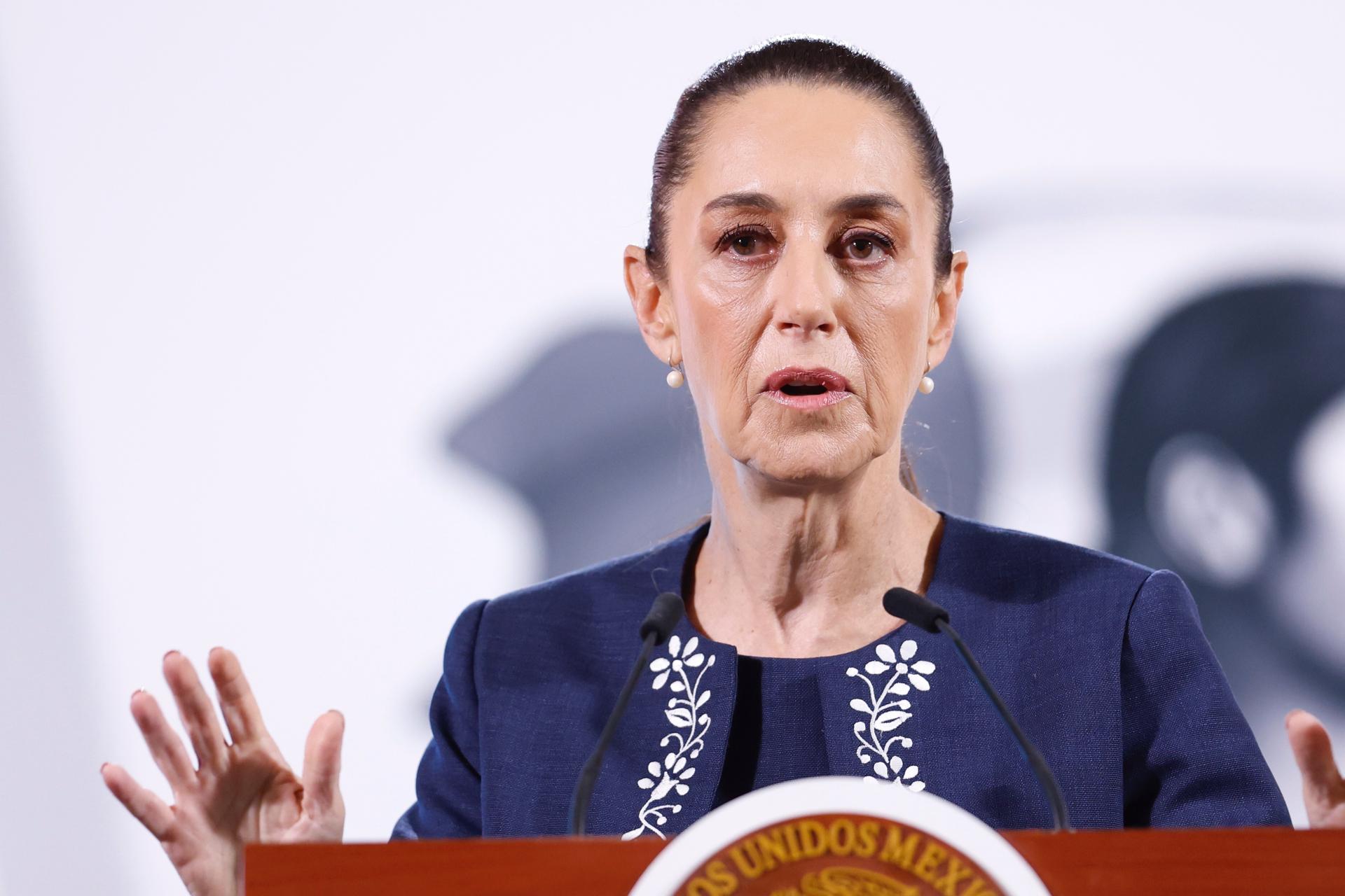 La presidenta de México, Claudia Sheinbaum, habla durante su conferencia de prensa matutina este viernes, en el Palacio Nacional en Ciudad de México (México). EFE/ Sáshenka Gutiérrez
