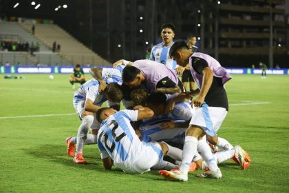 Jugadores de la selección sub-20 de Argentina celebran este martes en la ciudad venezolana de Valencia la victoria por 1-0 sobre la de Bolivia en su tercer partido del Campeonato Sudamericano de la categoría. EFE/ Juan Carlos Hernández