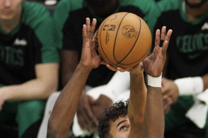 El escolta de los Boston Celtics, Jaylen Brown (d) se exige a fondo para bajar un balón que también pretende el alero de los Orlando Magic, Tristan da Silva (d), durante el partido jugado este viernes en Boston (Massachusetts), que los locales ganaron por 121-94. EFE/EPA/CJ GUNTHER