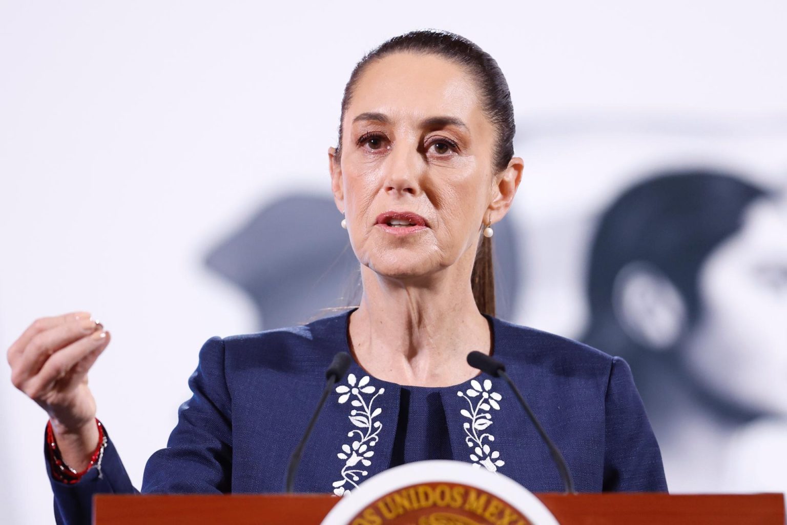 La presidenta de México, Claudia Sheinbaum, habla durante su conferencia matutina este viernes, en el Palacio Nacional en la Ciudad de México (México). EFE/ Sáshenka Gutiérrez