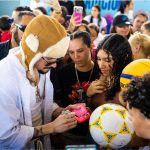 Fotografía cedida por Cheery Viruet y Fundación Good Bunny del cantante y compositor, Bad Bunny, firmando autógrafos durante el evento “Bonita Tradición” este viernes, en Vega Baja (Puerto Rico). EFE/ Cheery Viruet / Fundación Good Bunny /SOLO USO EDITORIAL NO VENTAS /SOLO DISPONIBLE PARA ILUSTRAR LA NOTICIA QUE ACOMPAÑA (CRÉDITO OBLIGATORIO)