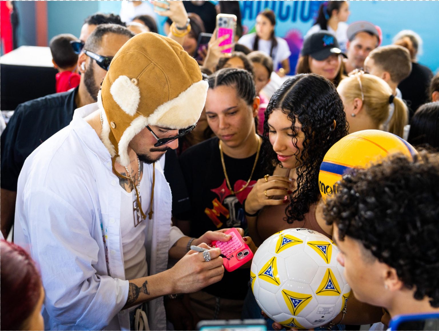 Fotografía cedida por Cheery Viruet y Fundación Good Bunny del cantante y compositor, Bad Bunny, firmando autógrafos durante el evento “Bonita Tradición” este viernes, en Vega Baja (Puerto Rico). EFE/ Cheery Viruet / Fundación Good Bunny /SOLO USO EDITORIAL NO VENTAS /SOLO DISPONIBLE PARA ILUSTRAR LA NOTICIA QUE ACOMPAÑA (CRÉDITO OBLIGATORIO)