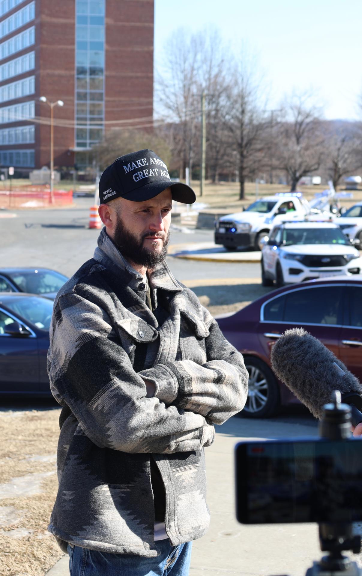 Ryan Wilson uno de los condenados por participar en el asalto al Capitolio del 6 de enero de 2021 habla con los periodistas al salir de prisión este miércoles, frente al Centro de Detención en Washington (Estados Unidos). EFE/ Esteban Capdepon
