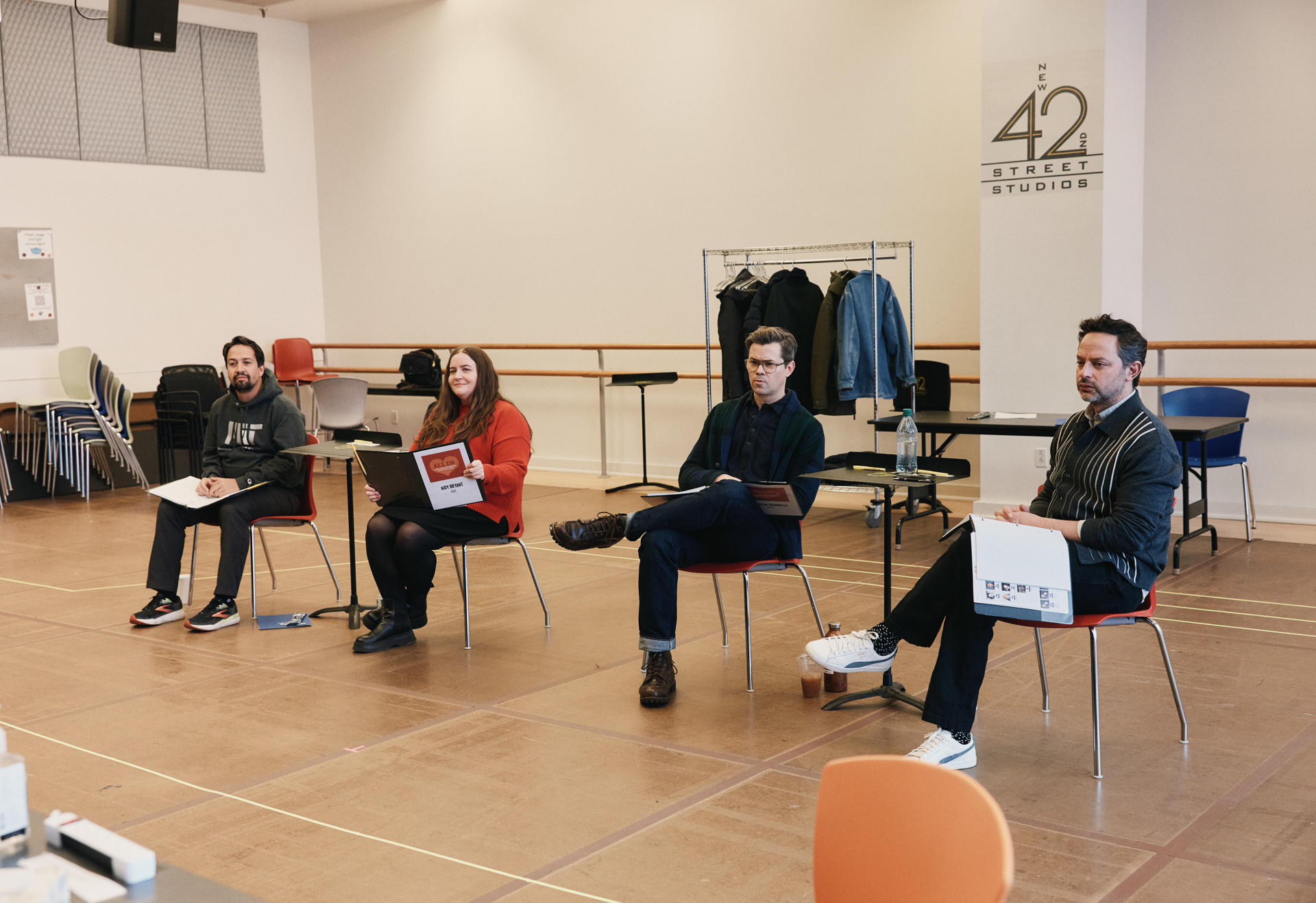 Fotografía cedida por Emilio Madrid donde aparecen desde la izquierda; Lin-Manuel Miranda, Aidy Bryan, Andrew Rannells y Nick Kroll, durante un ensayo de la puesta teatral 'All-In: Comedy About Love'. EFE/ Emilio Madrid /SOLO USO EDITORIAL NO VENTAS /SOLO DISPONIBLE PARA ILUSTRAR LA NOTICIA QUE ACOMPAÑA (CRÉDITO OBLIGATORIO)
