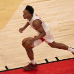 Scottie Barnes, de los Toronto Raptors, avanza con el balón durante el partido que ganaron este lunes por 104-101 a los Golden State Warriors en el Scotiabank Arena en Toronto. EFE/ Julio César Rivas