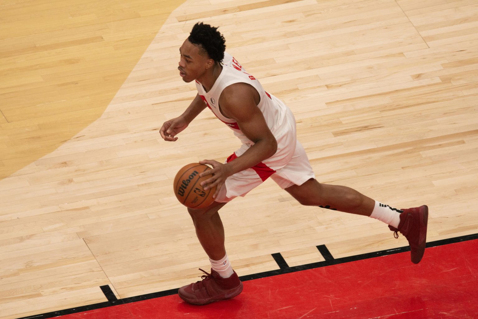 Scottie Barnes, de los Toronto Raptors, avanza con el balón durante el partido que ganaron este lunes por 104-101 a los Golden State Warriors en el Scotiabank Arena en Toronto. EFE/ Julio César Rivas