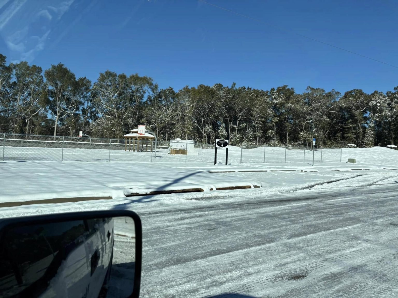 Fotografía cedida por el Ayuntamiento de Milton de un calle cubierta de nieve este miércoles, en Milton (Estados Unidos). EFE/ Ayuntamiento de Milton /SOLO USO EDITORIAL/SOLO DISPONIBLE PARA ILUSTRAR LA NOTICIA QUE ACOMPAÑA (CRÉDITO OBLIGATORIO)