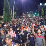 Migrantes caminan en caravana la madrugada de este domingo en el municipio de Tapachula, en el estado de Chiapas (México). EFE/Juan Manuel Blanco