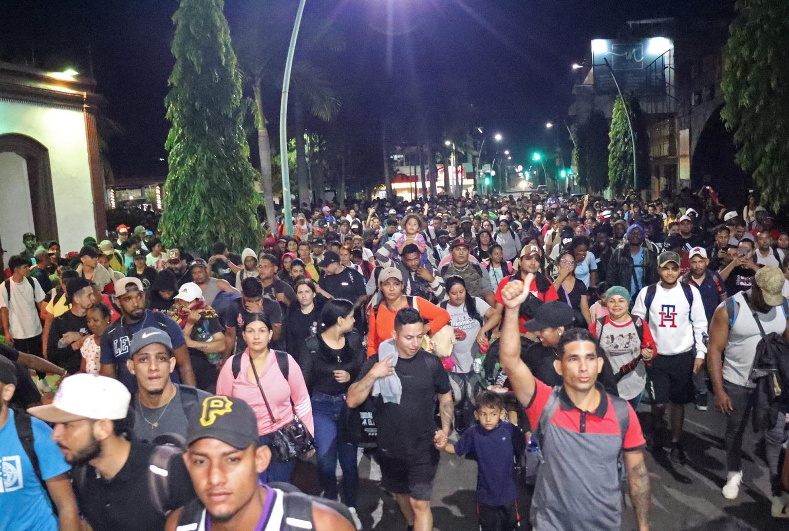 Migrantes caminan en caravana la madrugada de este domingo en el municipio de Tapachula, en el estado de Chiapas (México). EFE/Juan Manuel Blanco