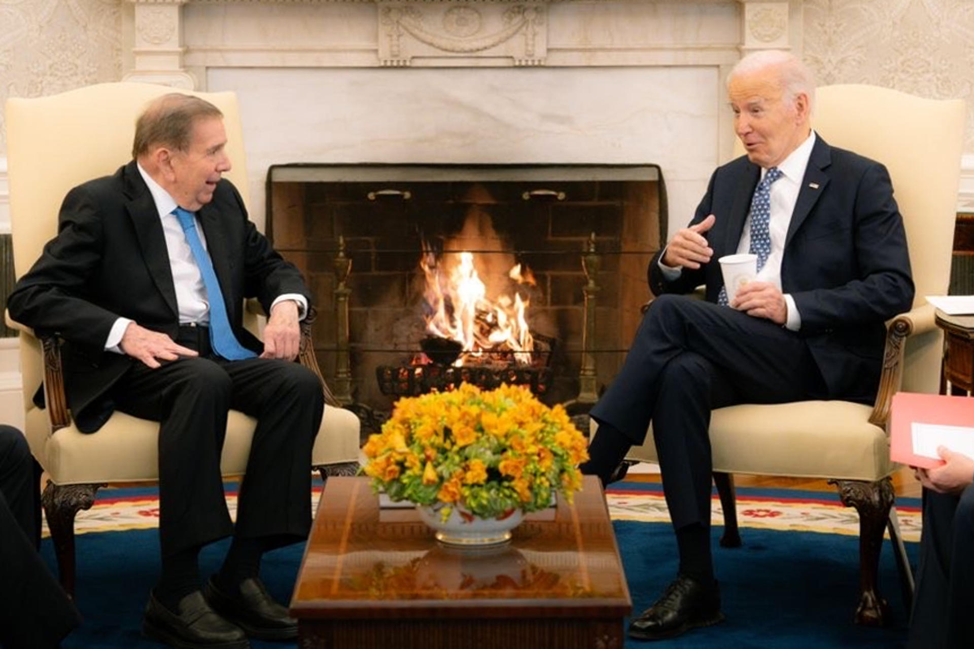 Fotografía cedida por la oficina de prensa de Edmundo González del líder opositor venezolano Edmundo González Urrutia (i) durante una reunión con el presidente de los Estados Unidos, Joe Biden, este lunes, en la Casa Blanca en Washington (EE.UU.). EFE/ Oficina de prensa de Edmundo González /SOLO USO EDITORIAL/ SOLO DISPONIBLE PARA ILUSTRAR LA NOTICIA QUE ACOMPAÑA (CRÉDITO OBLIGATORIO)
