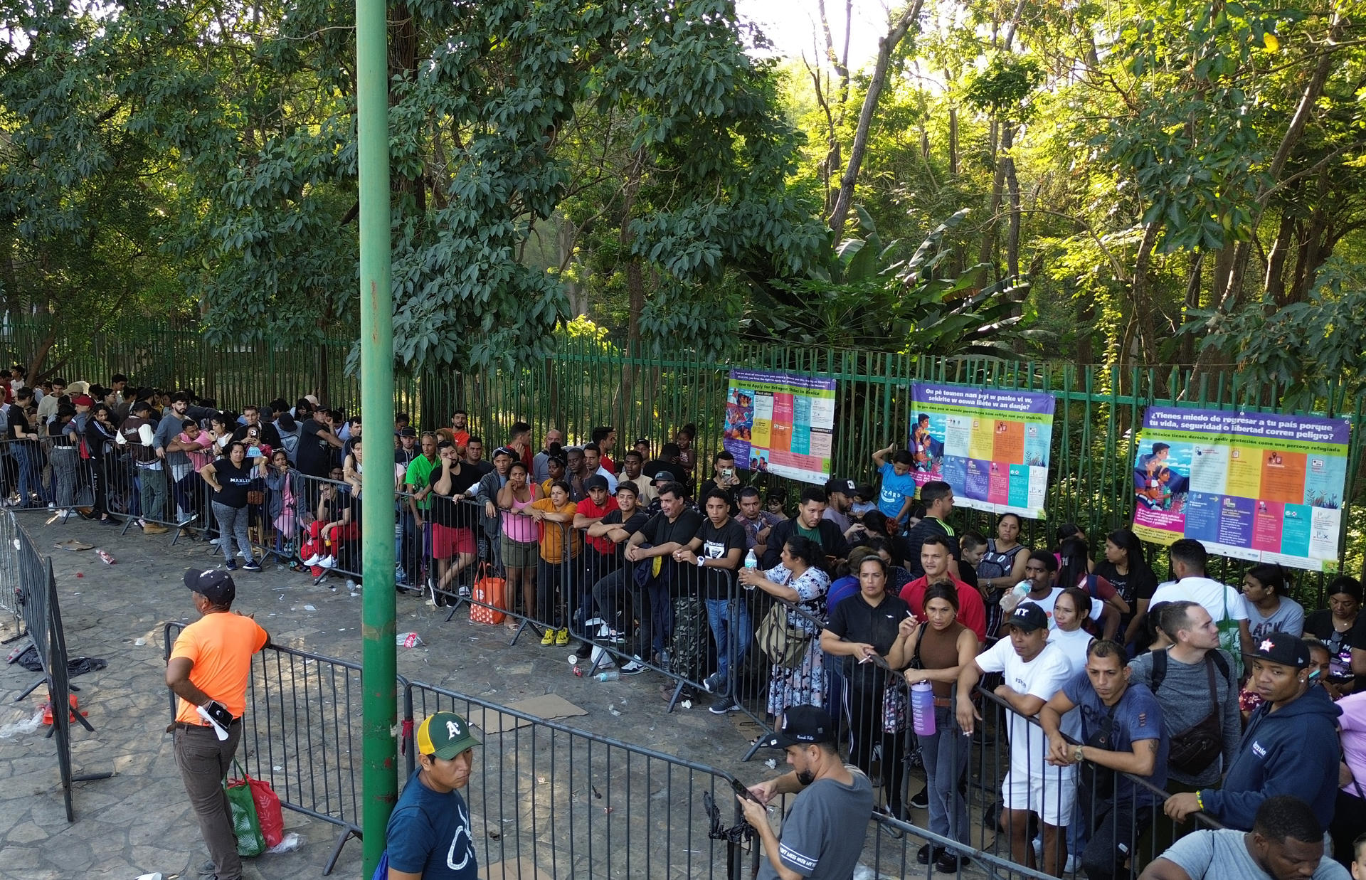 Personas hacen fila para resolver su situación migratoria este miércoles, en Tapachula en el estado de Chiapas (México). EFE/ Juan Manuel Blanco
