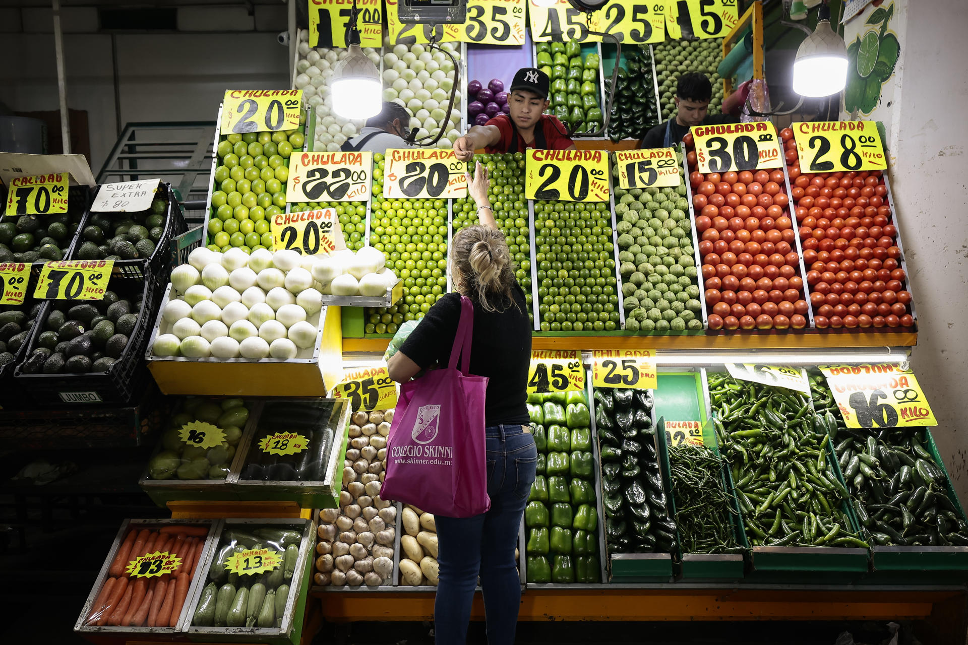 Una persona compra en un puesto de verduras este jueves, en la Central de Abasto de la Ciudad de México (México). EFE/ José Méndez
