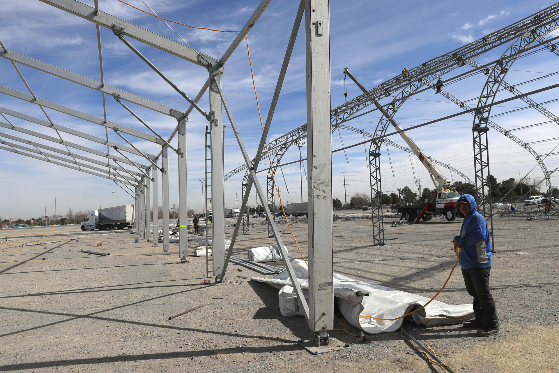 Un hombre trabaja en la instalación de carpas para migrantes deportados este miércoles, en Ciudad Juárez, Chihuahua (México). EFE/ Luis Torres
