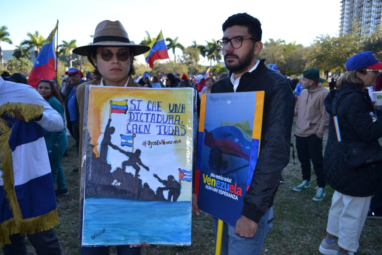 Dos ciudadanos venezolanos asisten a una manifestación este jueves, en Doral (Estados Unidos). EFE/ Antoni Belchi