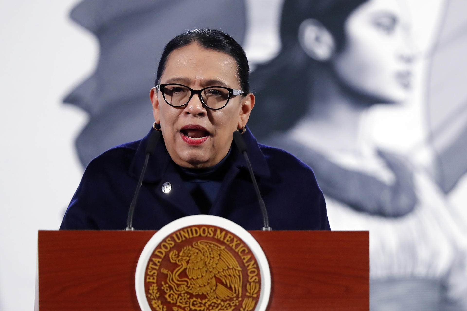 La titular de la Secretaría de Gobernación, Rosa Icela Rodríguez, habla durante una rueda de prensa este lunes, en el Palacio Nacional en la Ciudad de México (México). EFE/ Mario Guzmán
