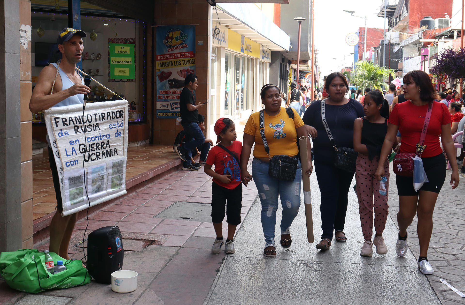 Tajir, migrante de origen ruso interpreta canciones el 3 de enero de 2025, en el municipio de Tapachula en Chiapas (México). EFE/ Juan Manuel Blanco
