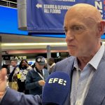 Imagen de archivo del senador y astronauta Mark Kelly durante una entrevista con EFE en Chicago (Estados Unidos). EFE/ Beatriz Pascual