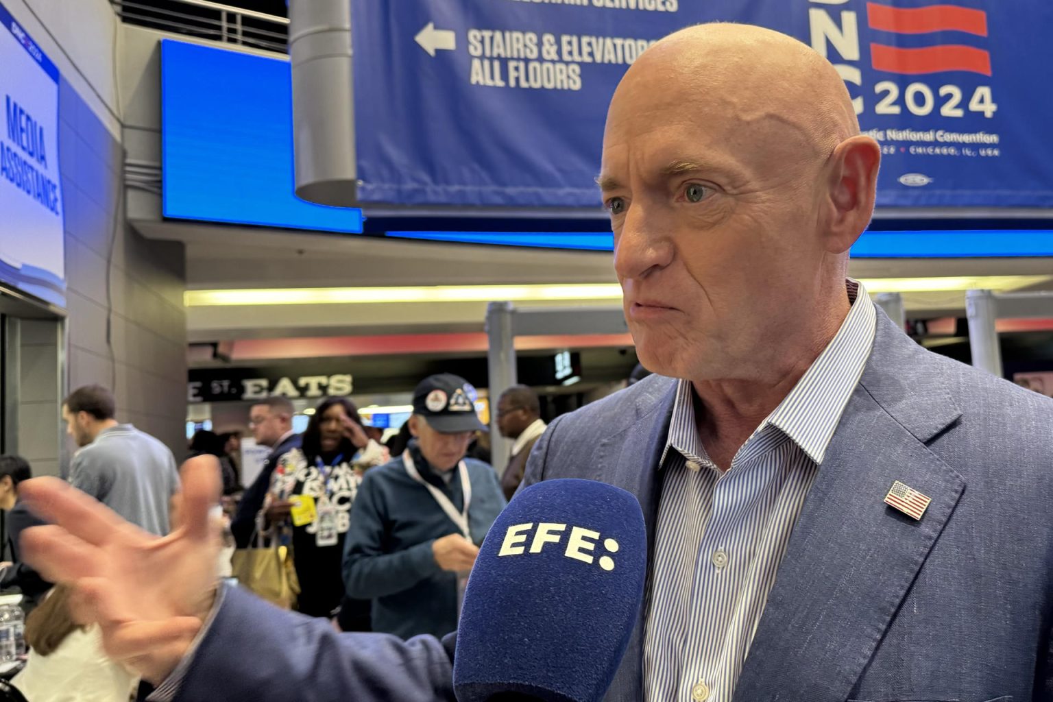 Imagen de archivo del senador y astronauta Mark Kelly durante una entrevista con EFE en Chicago (Estados Unidos). EFE/ Beatriz Pascual