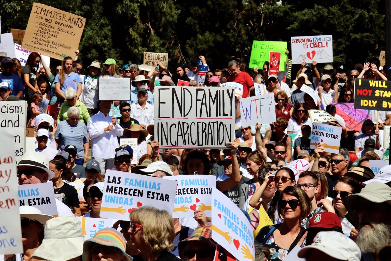 Fotografía cedida por la Coalición de Colorado por los Derechos de los Inmigrantes (CIRC) de una manifestación en contra de las deportaciones en Colorado (EE.UU.). EFE/CIRC /SOLO USO EDITORIAL /NO VENTAS /SOLO DISPONIBLE PARA ILUSTRAR LA NOTICIA QUE ACOMPAÑA /CRÉDITO OBLIGATORIO