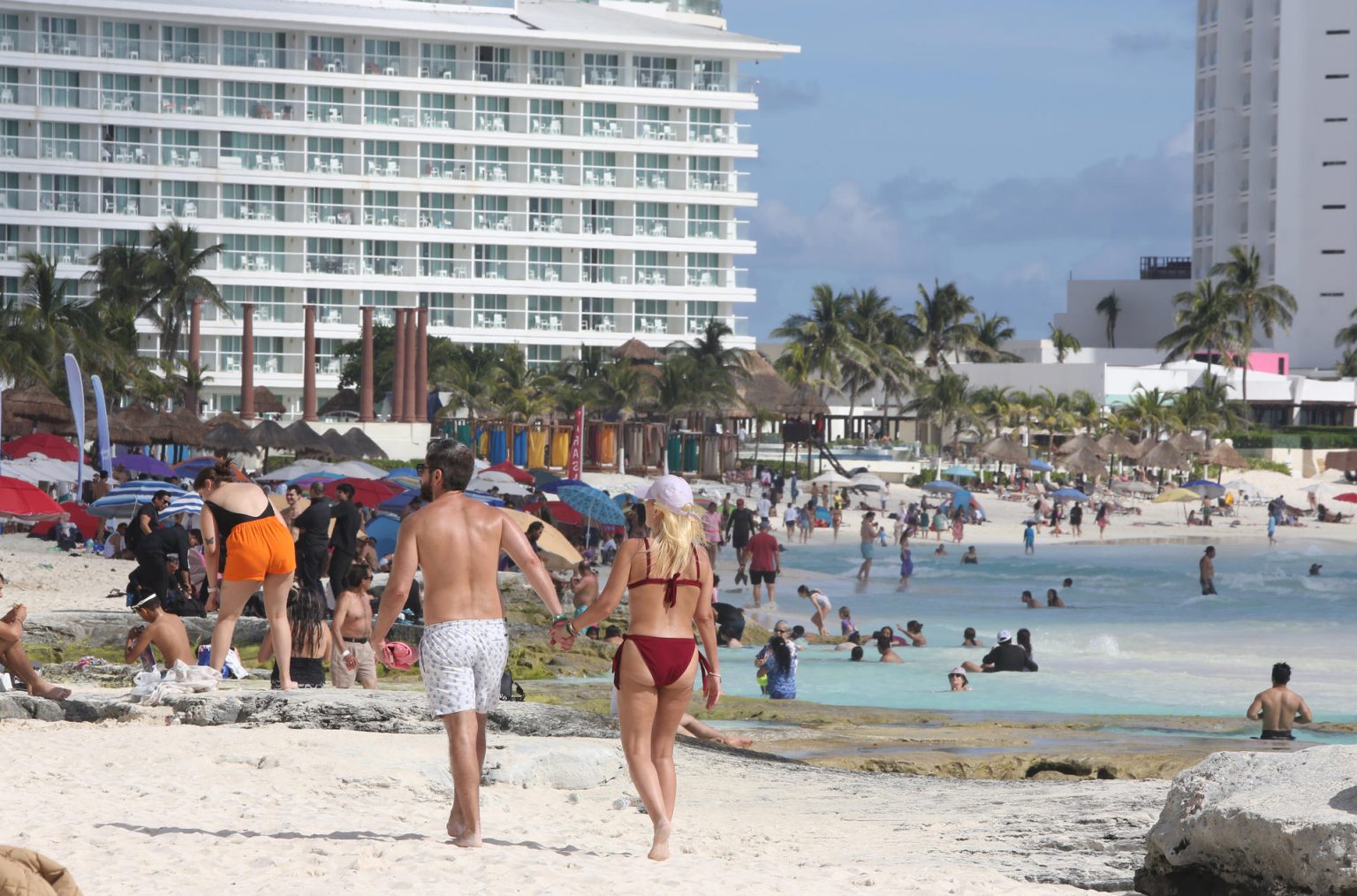 Turistas disfrutan de las playas del balneario de Cancún este miércoles, en Quintana Roo (México). EFE/ Alonso Cupul