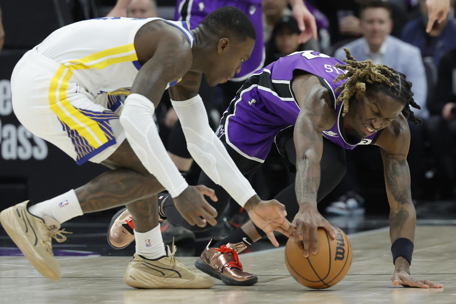 El guardia de los Sacramento Kings, Keon Ellis (d), y el de los Golden State Warriors, Dennis Schroder (i), traban una lucha por el balón durante el partido que jugaron este miércoles en Sacramento (California) EFE/EPA/JOHN G. MABANGLO
