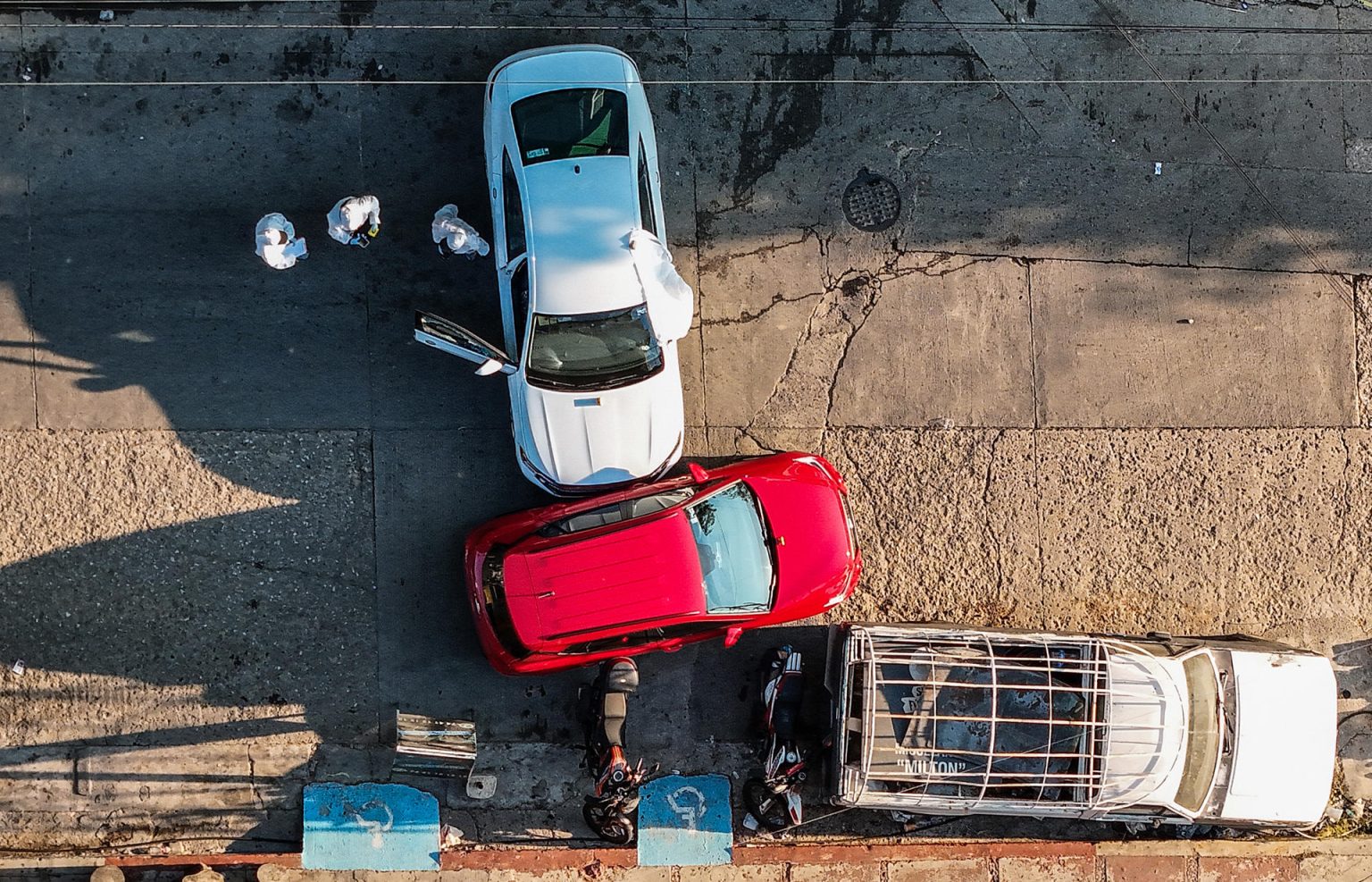 Fotografía aérea de peritos forenses en la zona donde asesinaron al magistrado del Tribunal Superior de Justicia del estado de Guerrero Edmundo Román Pinzón, en Acapulco (México). Archivo. EFE/ David Guzmán