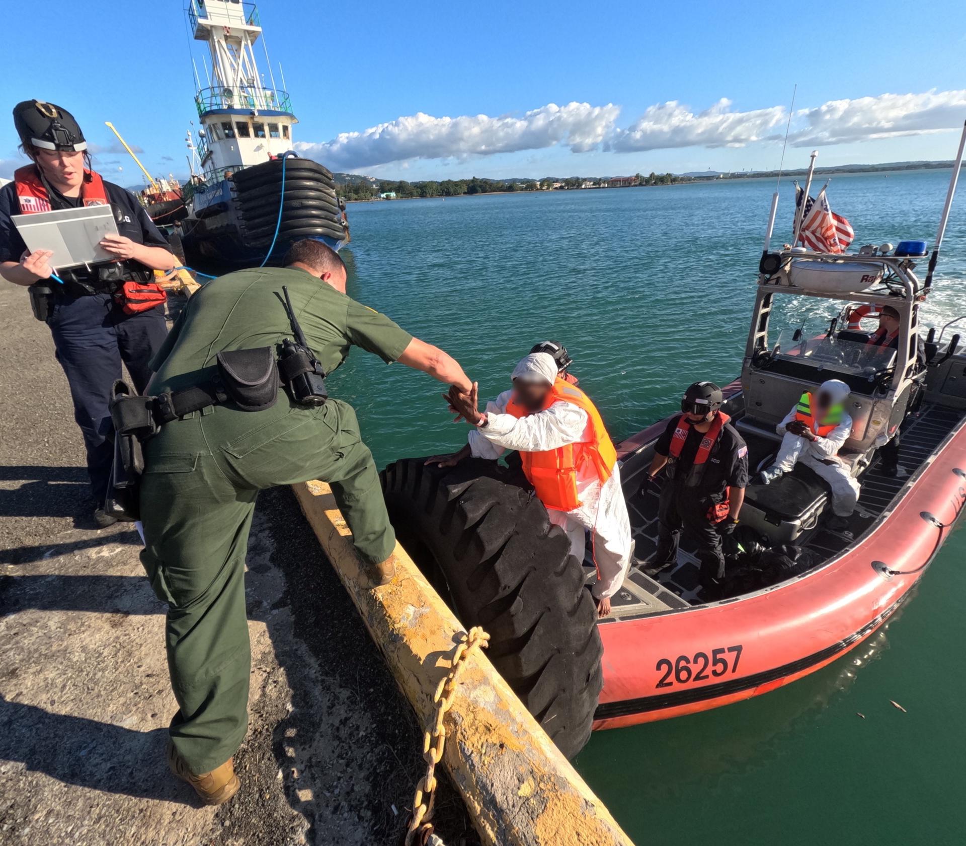 Fotografía del 13 de enero de 2025 cedida por la Guardia Costera de EE.UU. de agentes de la Patrulla Fronteriza de Estados Unidos y de Investigaciones de Seguridad Nacional durante una operación en Mayagüez (Puerto Rico). EFE/ Guardia Costera de EE.UU. /SOLO USO EDITORIAL/SOLO DISPONIBLE PARA ILUSTRAR LA NOTICIA QUE ACOMPAÑA (CRÉDITO OBLIGATORIO)
