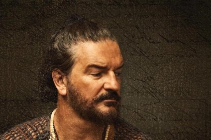 Fotografía promocional cedida por Metamorfosis donde aparece el cantautor guatemalteco Ricardo Arjona. Arjona presentó su nuevo álbum, 'Seco', una colección de 12 canciones que reflejan "la esencia más íntima y honesta de su trayectoria musical", informó su publicista. EFE/ Metamorfosis / SOLO USO EDITORIAL/ SOLO DISPONIBLE PARA ILUSTRAR LA NOTICIA QUE ACOMPAÑA (CRÉDITO OBLIGATORIO)