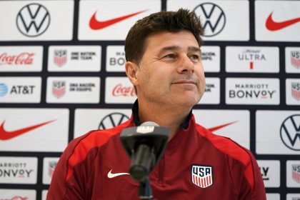 Foto de archivo del seleccionador de Estados Unidos, a quien este sábado le sobraron motivos para sonreír por el triunfo macizo sobre Venezuela por 3-1 en Fort Lauderdale (Flórida) con un grupo de jóvenes talentos. EFE/EPA/DUSTIN SAFRANEK