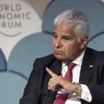 El presidente de Panamá, José Raúl Mulino, interviene durante una sesión de panel en la 55ª reunión anual del Foro Económico Mundial (FEM) en Davos, Suiza, este miércoles. EFE/ Michael Buholzer