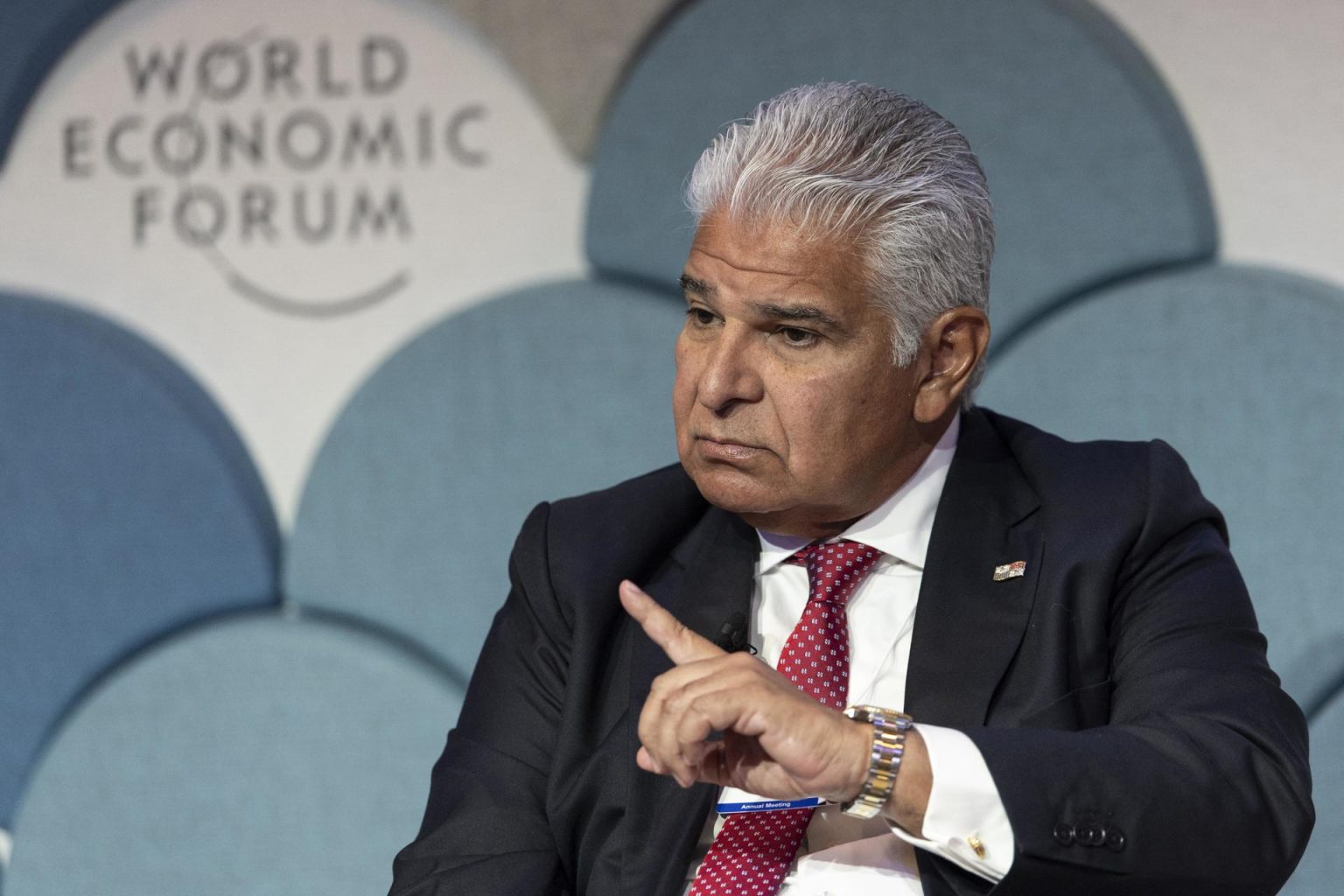 El presidente de Panamá, José Raúl Mulino, interviene durante una sesión de panel en la 55ª reunión anual del Foro Económico Mundial (FEM) en Davos, Suiza, este miércoles. EFE/ Michael Buholzer