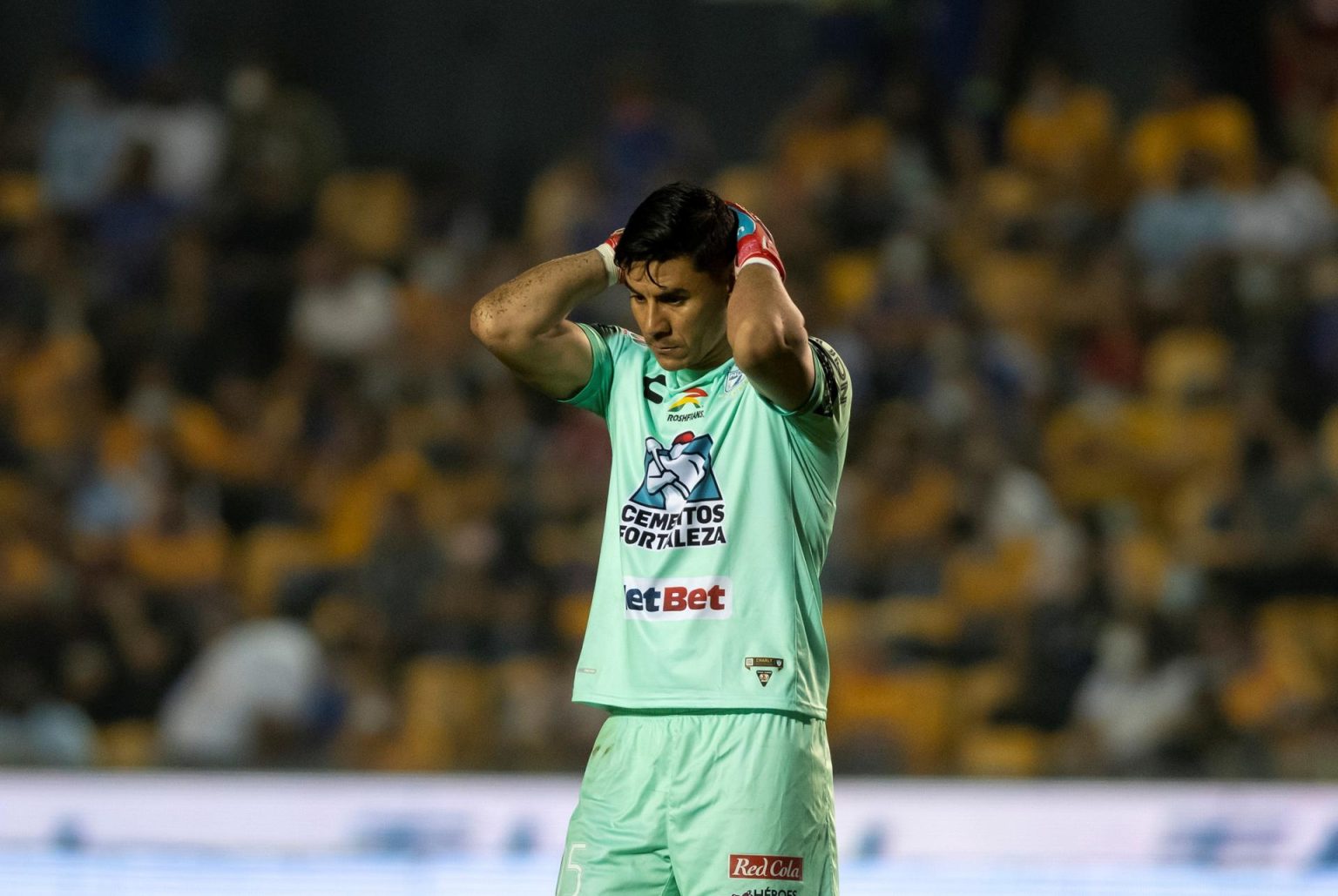 Fotografía de archivo del guardameta argentino Oscar Ustari, quien este miércoles ha anunciado su renovación por una temporada con el Inter Miami. EFE/Miguel Sierra