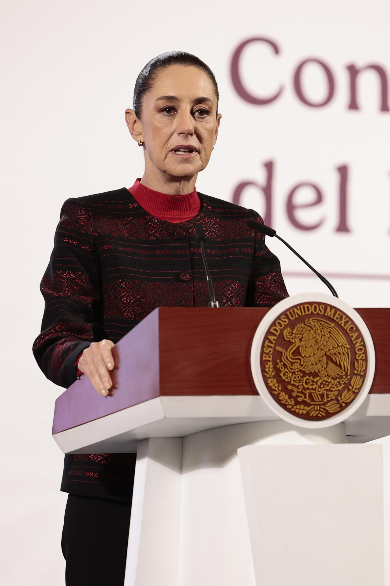 La presidenta de México, Claudia Sheinbaum, habla durante su conferencia de prensa matutina este miércoles, en el Palacio Nacional en la Ciudad de México (México). EFE/ José Méndez
