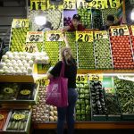 Una persona compra en un puesto de verduras en la Central de Abasto de la Ciudad de México (México). Archivo. EFE/ José Méndez