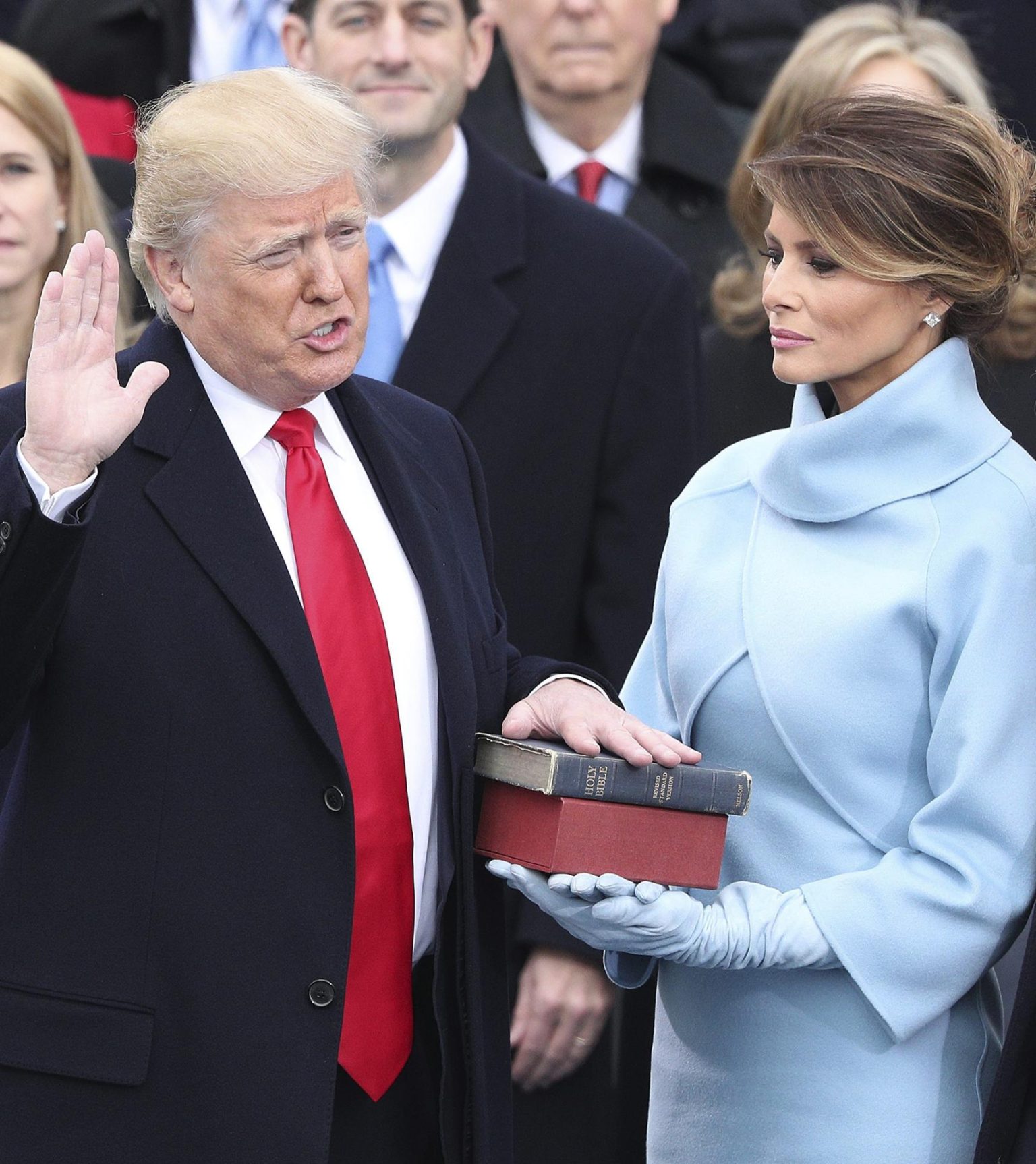 Fotografía de archivo del 20 de enero de 2017 del presidente electo de Estados Unidos, Donald Trump (i), juramentando como presidente número 45 de la historia de Estados Unidos sobre dos Biblias, una de su propiedad y otra que usó Abraham Lincoln en su primera toma de posesión, en el Capitolio, en Washington (Estados Unidos). EFE/JUSTIN LANE