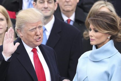 Fotografía de archivo del 20 de enero de 2017 del presidente electo de Estados Unidos, Donald Trump (i), juramentando como presidente número 45 de la historia de Estados Unidos sobre dos Biblias, una de su propiedad y otra que usó Abraham Lincoln en su primera toma de posesión, en el Capitolio, en Washington (Estados Unidos). EFE/JUSTIN LANE