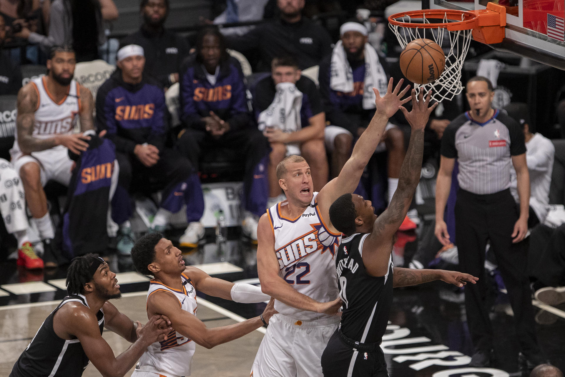 Dariq Whitehead (d), de Brooklyn disputa un balón con Mason Plumlee (2-d) de Phoenix Suns este miércoles, durante un juego que ganaron los visitantes de manera categórica por 84-108 en el Barclays Center en Nueva York. EFE/ Ángel Colmenares
