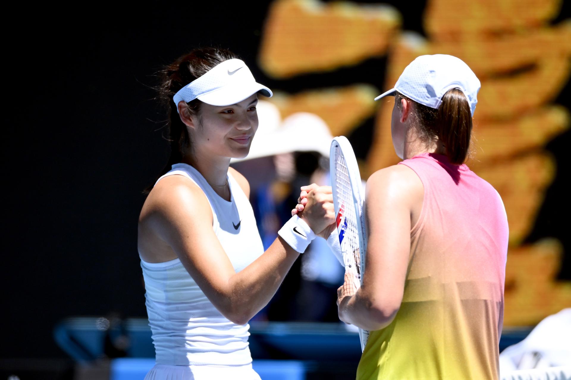 La británica Emma Raducanu (i) felicita tras su eliminación del Abierto de Australia a la polaca Iga Swiatek, segunda favorita, que este viernes avanzó a los octavos de final tras imponerse por 6-1 y 6-0. EFE/EPA/Marcin Cholewinski.
