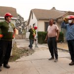 Jornaleros indocumentados participan en una jornada de remoción de árboles caídos, este miércoles en Pasadena (Estados Unidos). EFE/ Ana Milena Varón