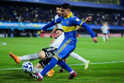 Fotografía de archivo en la que se registro al atacante argentino Luca Langoni (d), al actuar para Boca Juniors y actual extremo del New England Revolution de la MLS. EFE/Luciano González