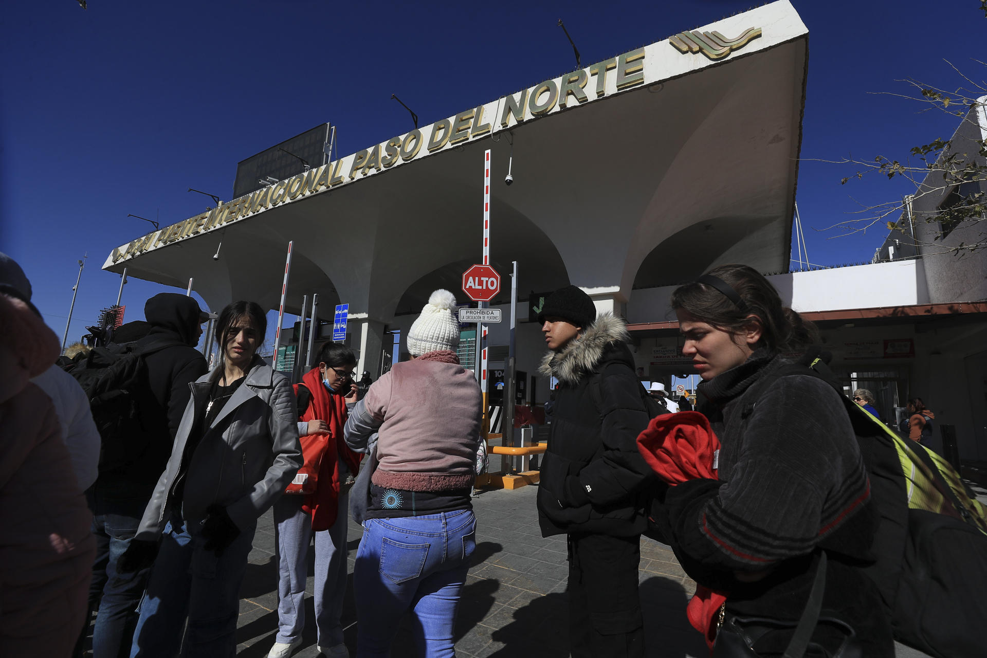 Migrantes permanecen varados en el puente Internacional Paso del Norte, este lunes en Ciudad Juárez (México). EFE/ Luis Torres
