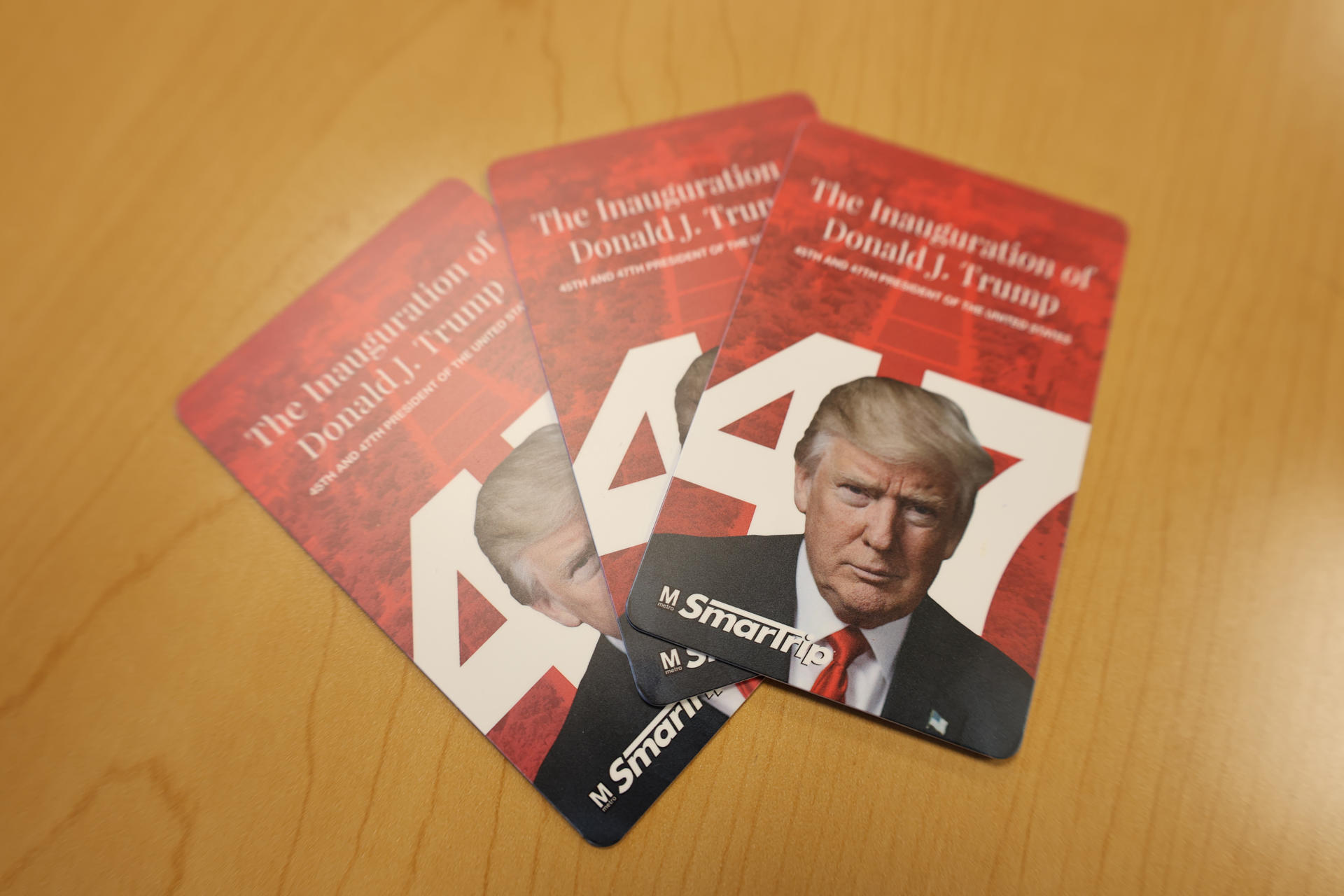 Fotografía de tarjetas del metro conmemorativas con la imagen del presidente electo de Estados Unidos Donald Trump este jueves, en Washington (Estados Unidos). EFE/ Octavio Guzmán
