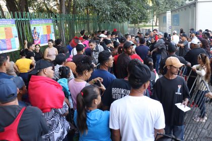 Personas hacen fila para realiza tramites migratorios este viernes, en Tapachula (México). EFE/ Juan Manuel Blanco