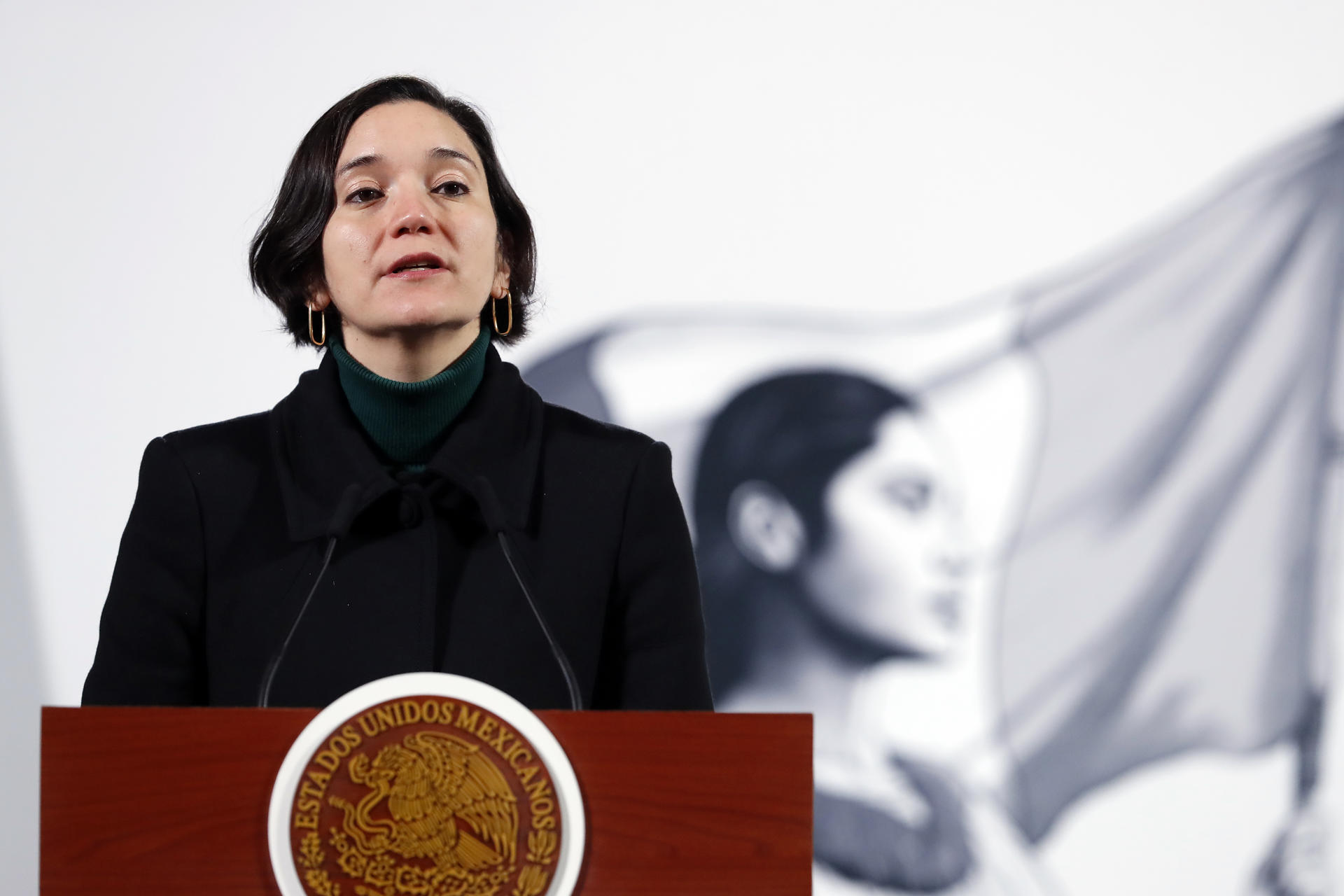 La titular del Secretariado Ejecutivo del Sistema Nacional de Seguridad Pública (SESNSP), Marcela Figueroa, habla durante una rueda de prensa este jueves, en el Palacio Nacional de la Ciudad de México (México). EFE/ Mario Guzmán
