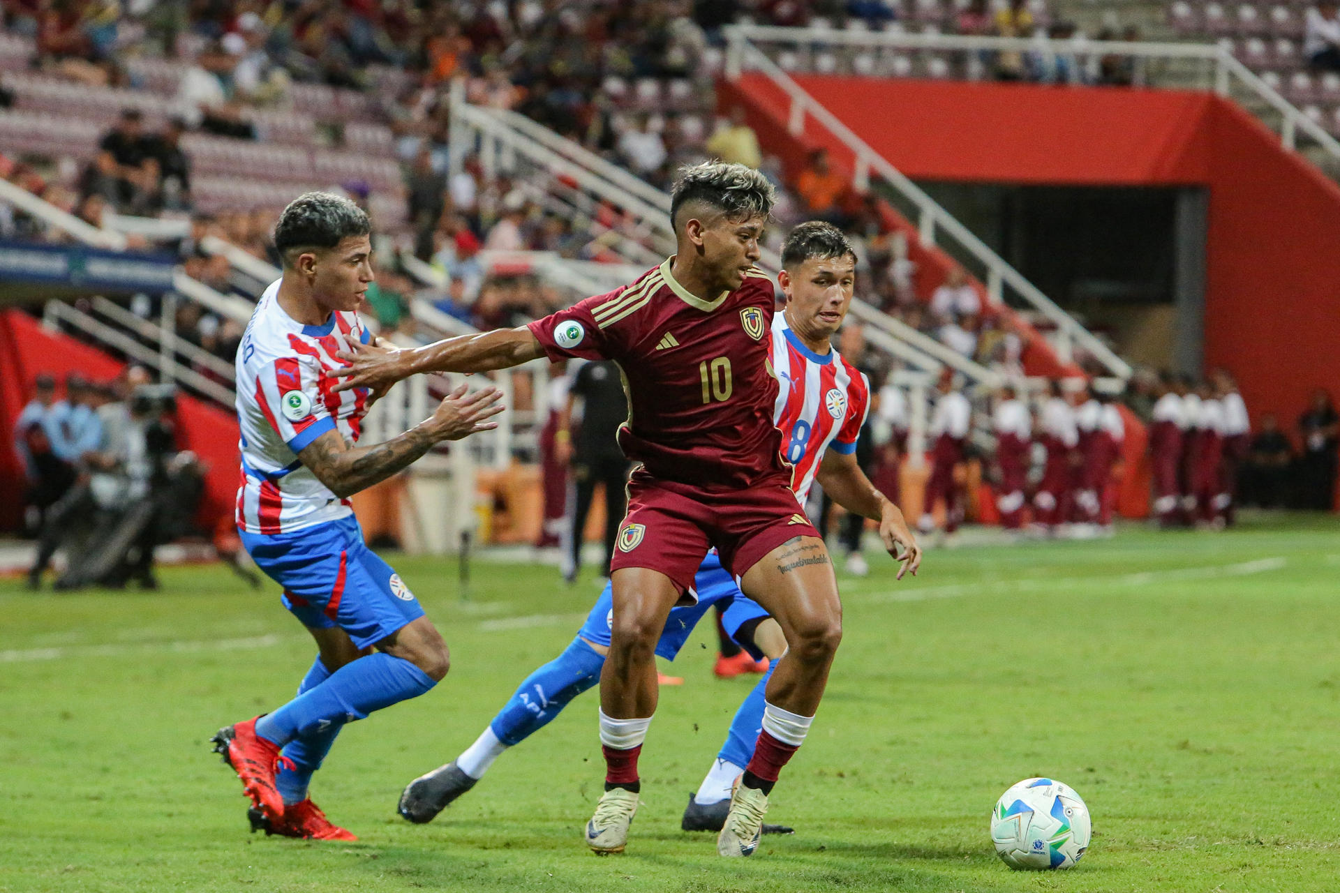 Santiago Puzzo de Paraguay (d) disputa un balón con Kervin Andrade de Venezuela durante el partido de la cuarta jornada del Grupo A del Campeonato Sudamericano Sub-20 que la selección Albirroja ganó por 1-0 en Cabudare. EFE/ Edison Suárez
